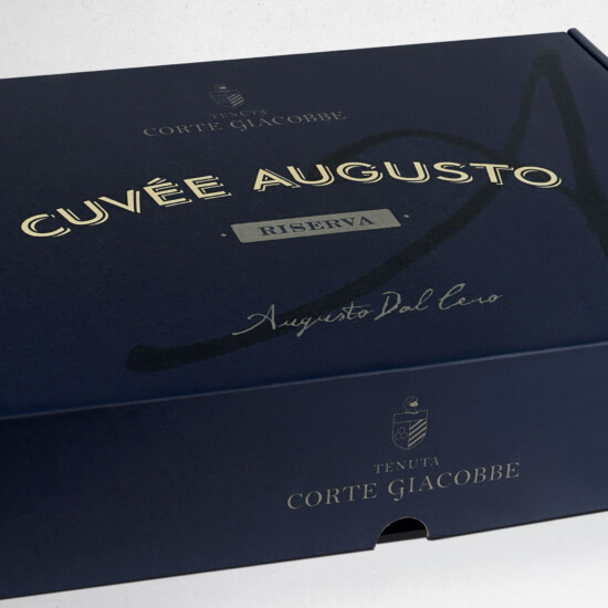 Foto design confezione chiusa con vino Cuvée Augusto - Graphic design portfolio