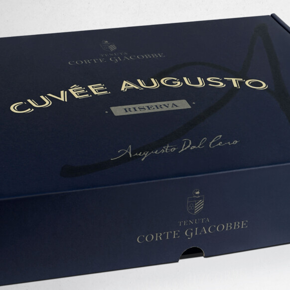 Foto design confezione chiusa con vino Cuvée Augusto - Graphic design portfolio