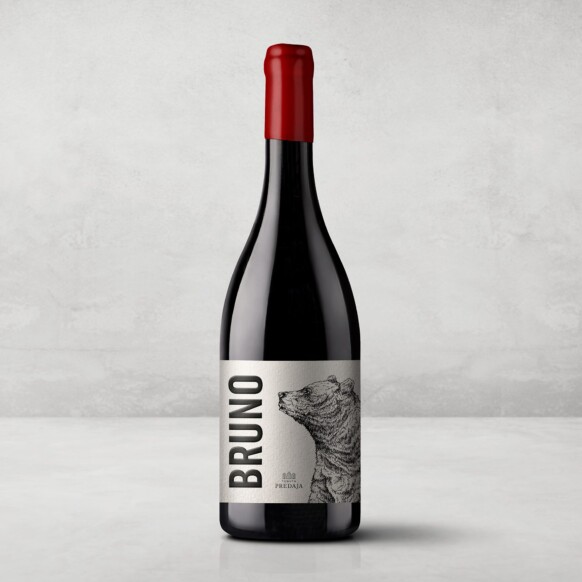 Foto still life della bottiglia di vino con etichetta orso Bruno in portfolio progetti grafica